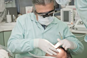 רופא שיניים מטפל בפציינט